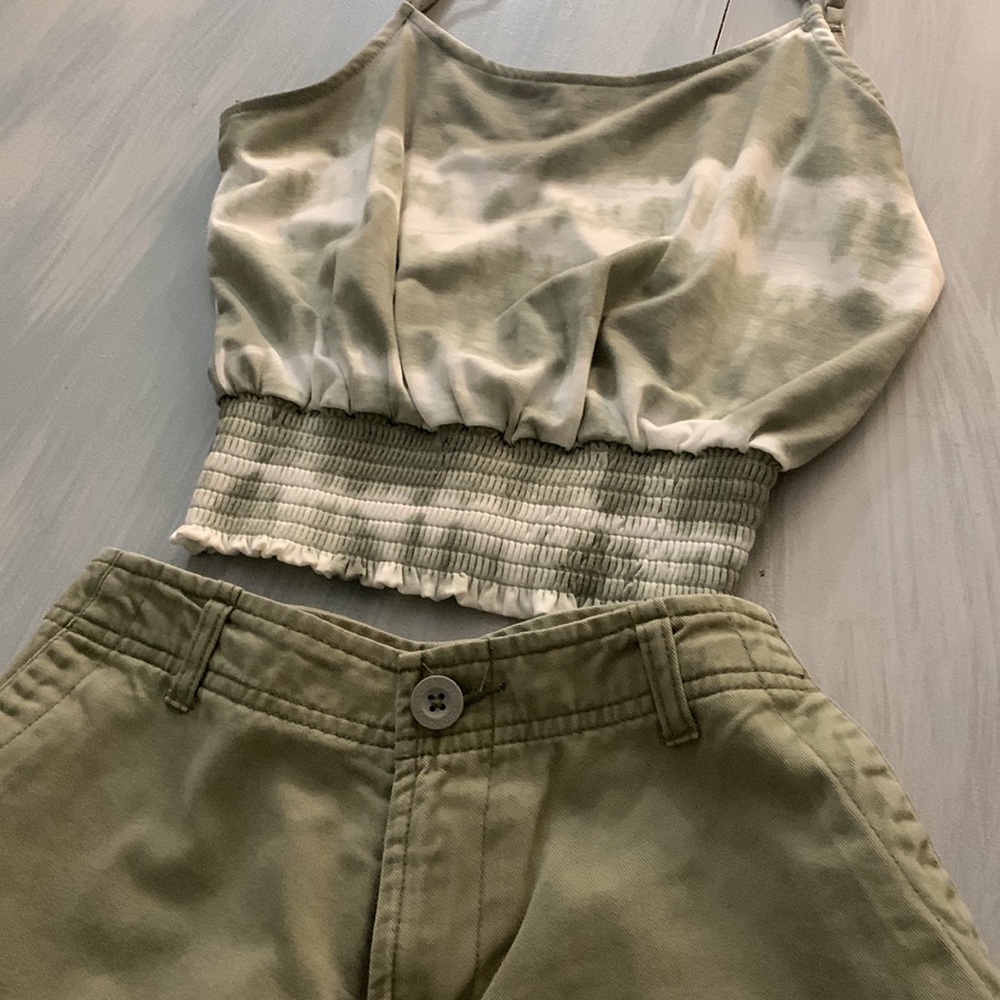 🎁Two pieces One pair of shorts size 1 and a cute crop top size S   (F)